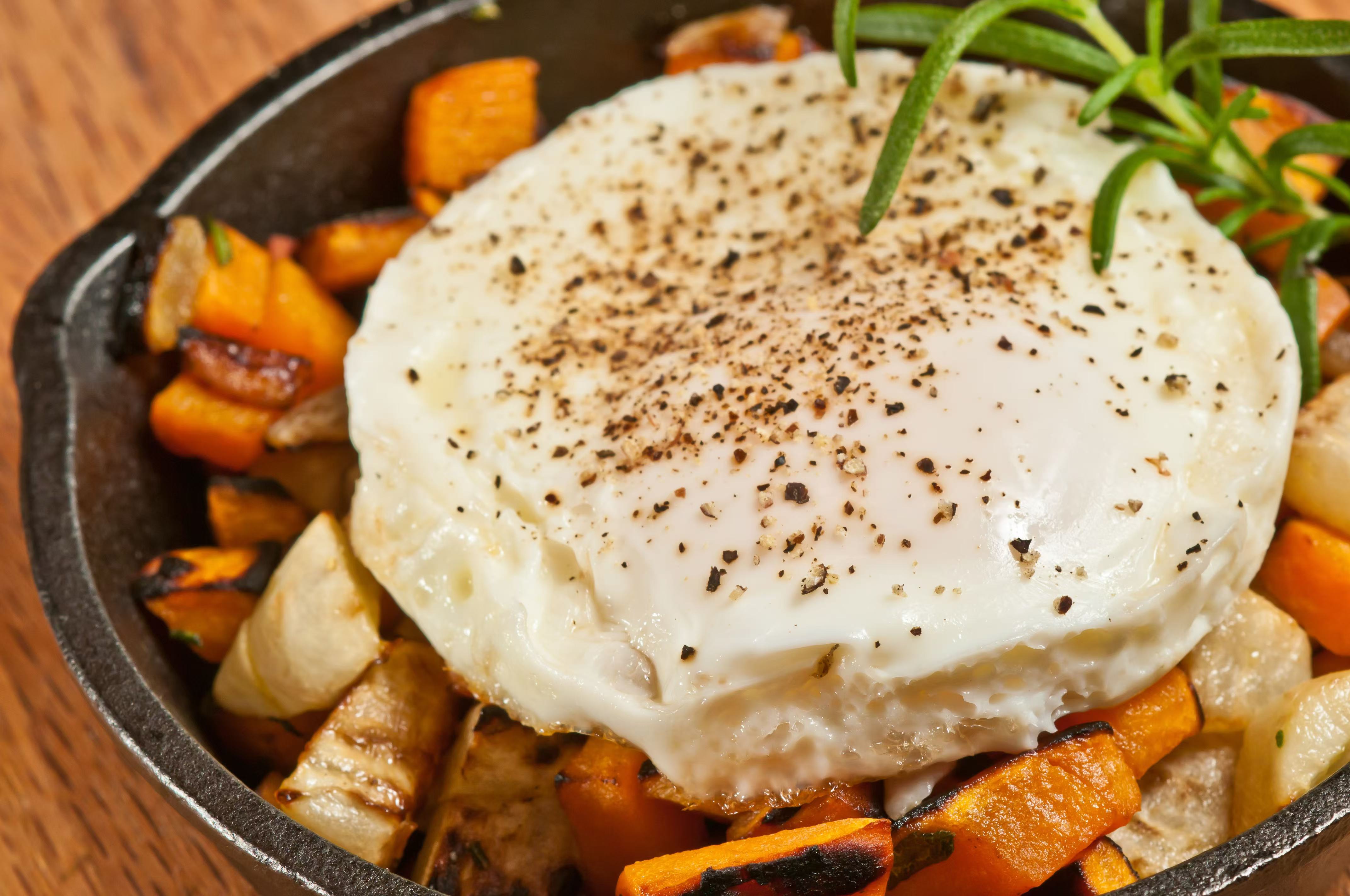 High-Efficiency Fat-Burning Breakfast Recipes - Spicy Sweet Potato Hash with Eggs